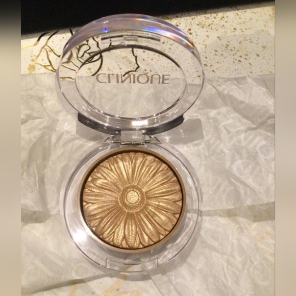 Clinique Cheek Pop Highlighter- Gold Celebration Pop - Picture 4 of 5